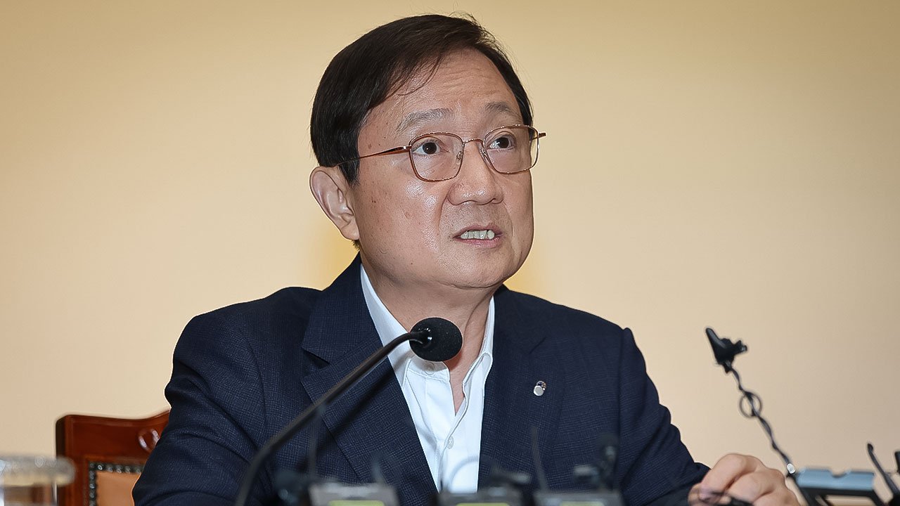 정례 기자간담회에서 발언하는 이찬진 금융감독원장